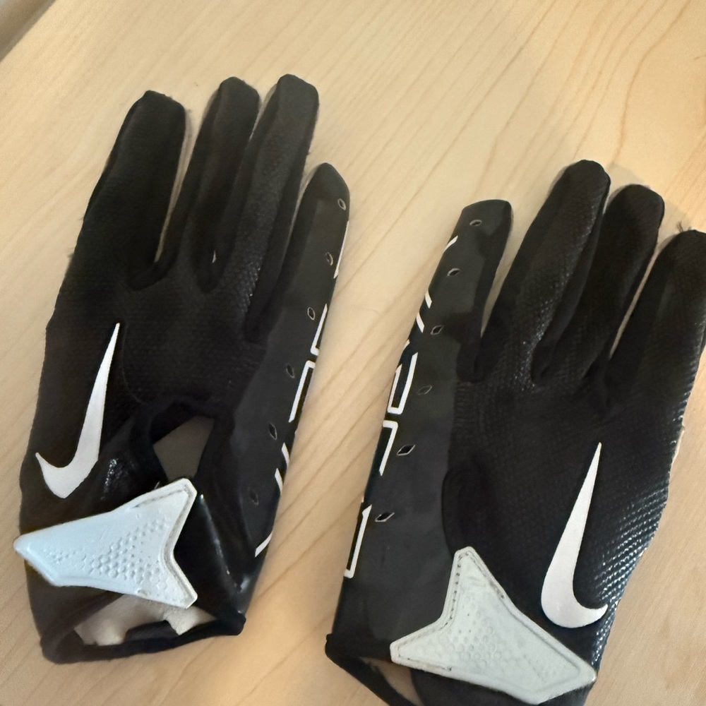 Nike Black and White football gloves Youth M